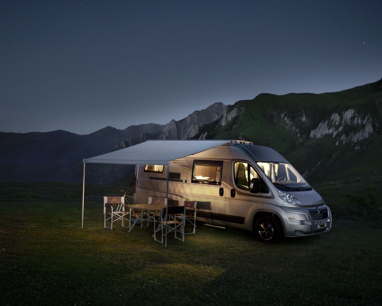 Thule Omnistor 6300 Ducato, stříbrná s černými kryty, 375 cm