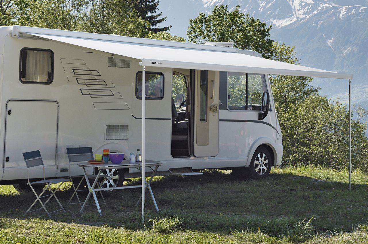 Thule Omnistor 8000 s motorem 220 V, bílá, plachta šedá Mystic, 500 cm